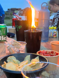 Festivalcamping vol met tenten in het weiland